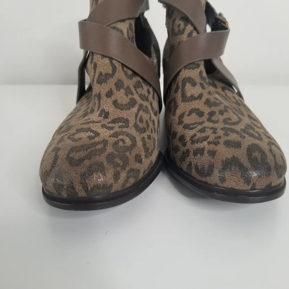 Isola DAVAN Desert Tan Leopard Print Suede Heeled Ankle Boots Size 7.5